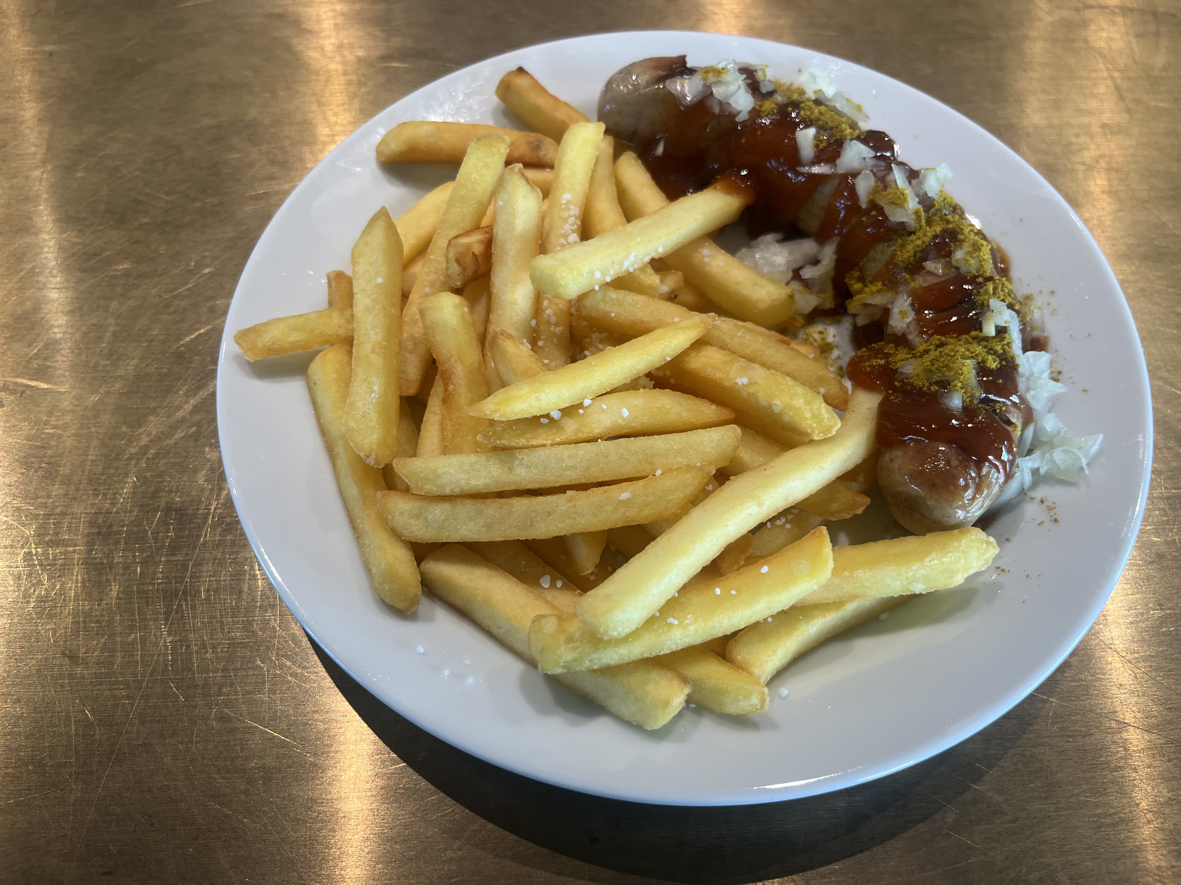 Karrywurst m/medister og pommes